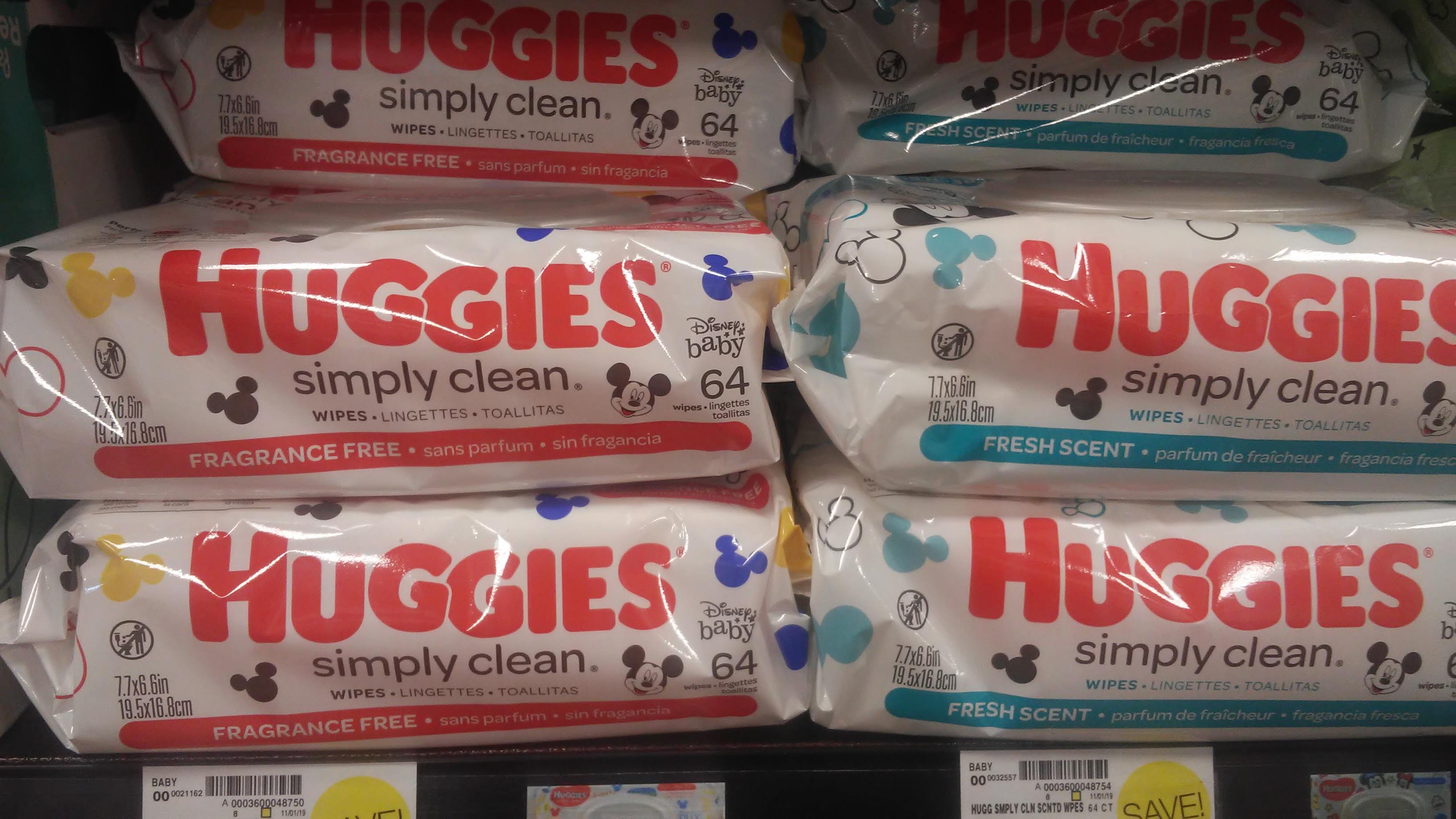 おしりふきは英語でwipes｜ハギーズ（Huggies）のfragrance free（無香料）・fresh scent（香り付き）のおしりふきが並ぶ売り場