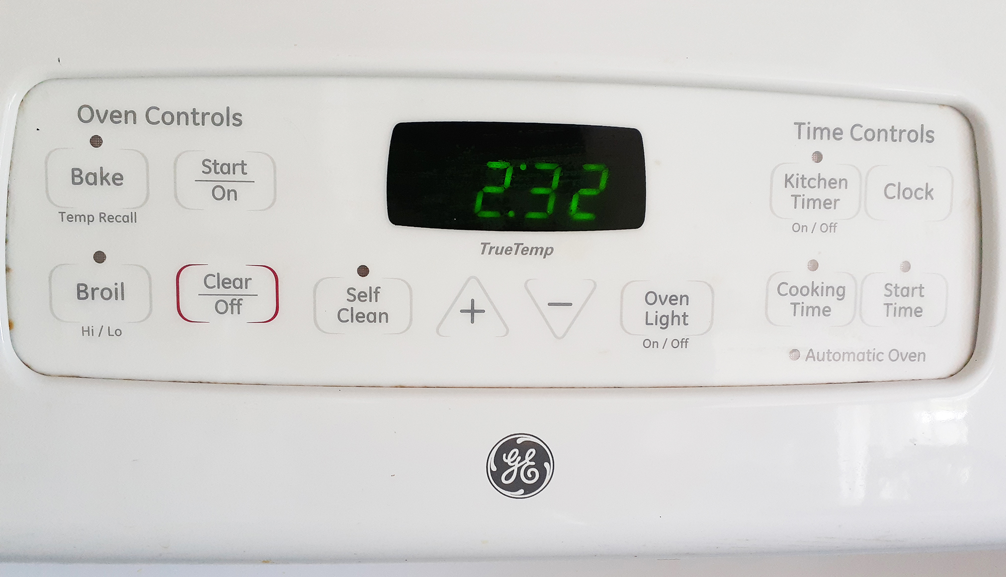 アメリカのオーブンの操作パネル、Bake・Broil・Start/on・Clear/off・Self clean・Oven light・Kitchen timer・Clock・Cooking time・Start timeボタンの英語表記
