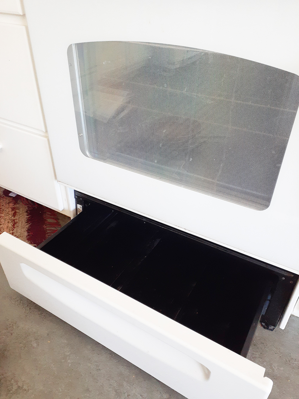 アメリカのオーブンのWarming drawer（保温引き出し）を開けたところ