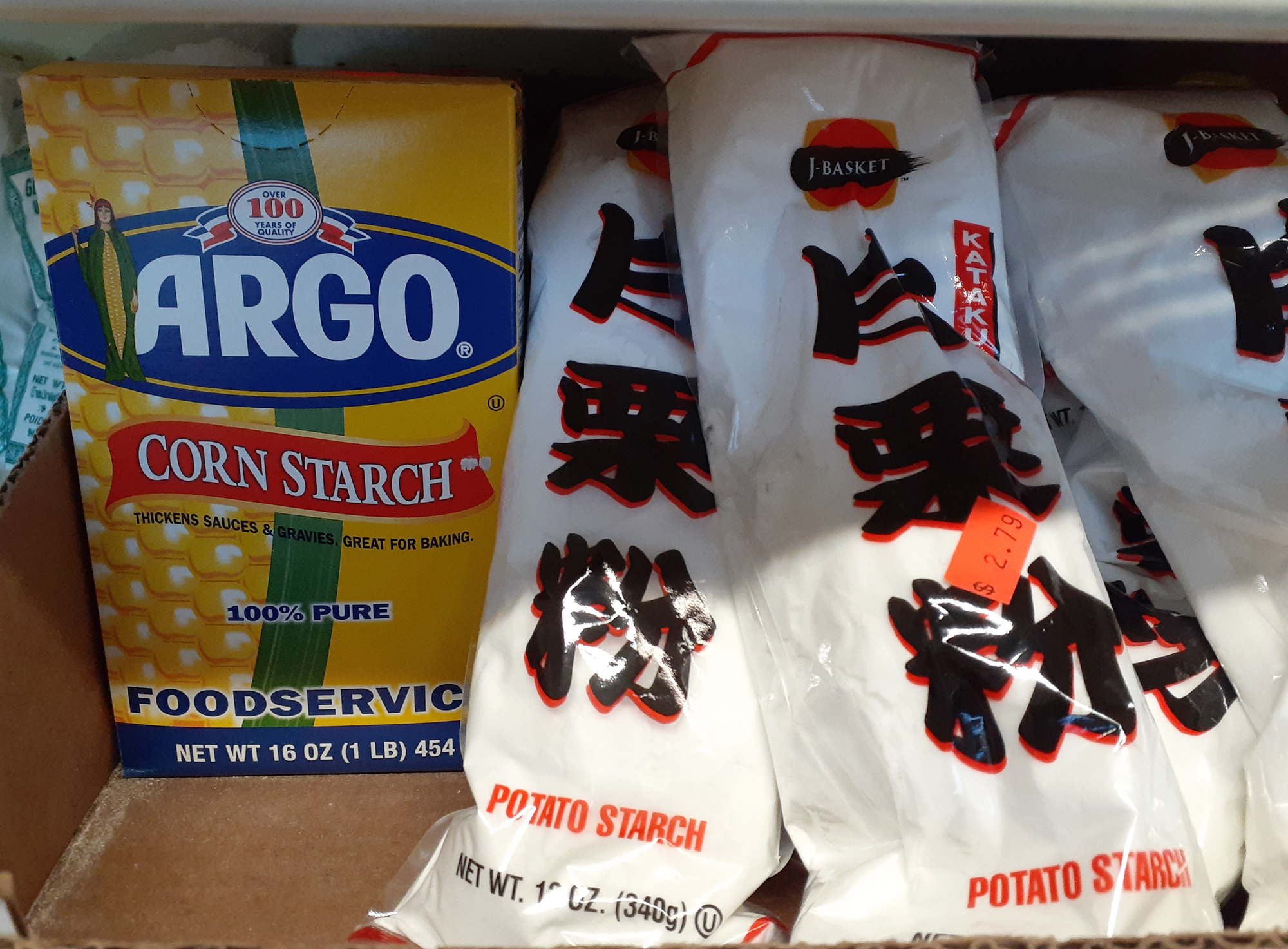 片栗粉は英語でpotato starch｜Corn StarchとPotato Starchが並ぶ海外のスーパーの売り場（ARGO）