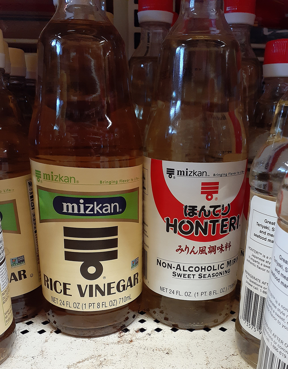 みりんは英語でmirin（sweet cooking wine）｜Mizkanのライスビネガーとみりん風調味料（Mirin Sweet Seasoning）が並ぶ売り場