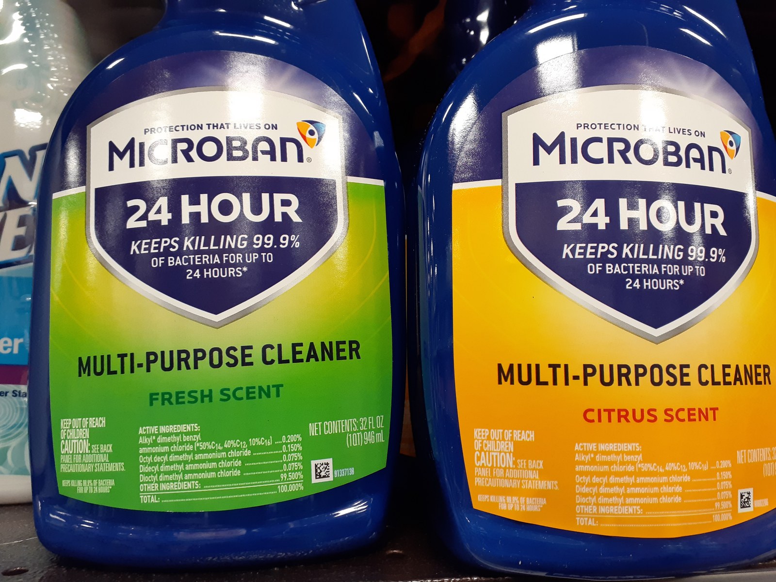 "Multi-Purpose Cleaner"と書かれた洗剤ボトル