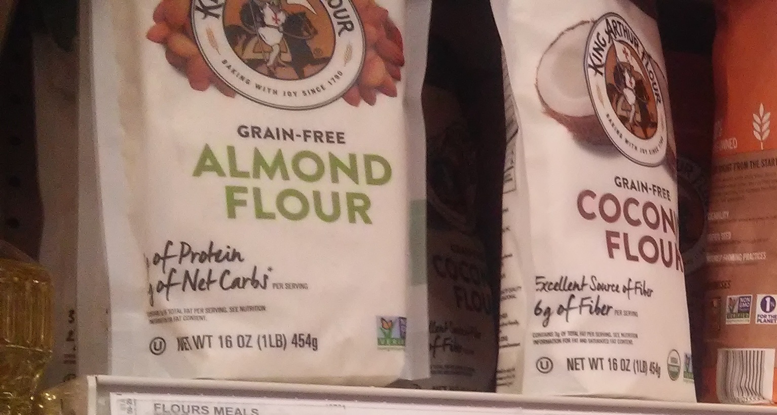 Almond FlourとCoconut Flourのパッケージ