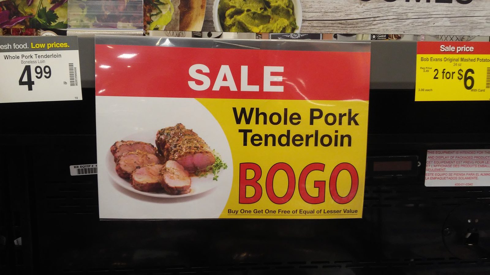 スーパーのBOGOセールを知らせる売り場のPOP