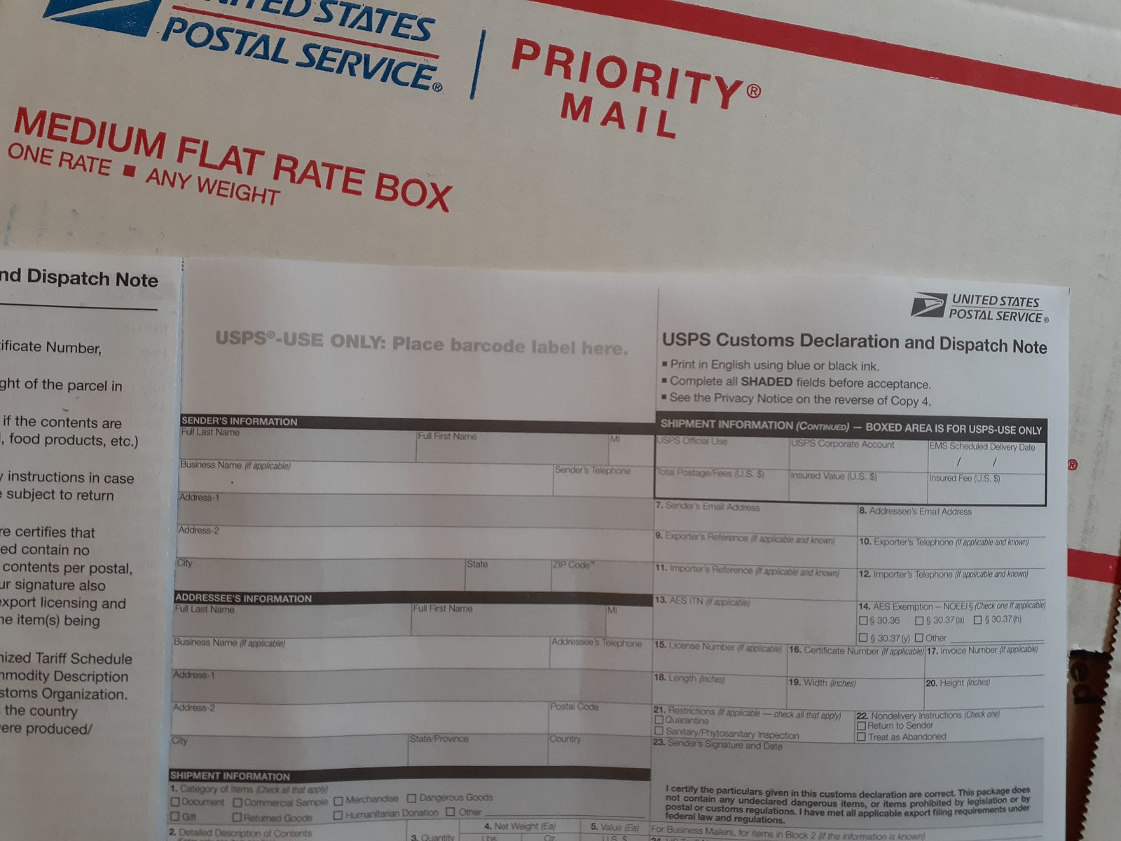Priority Mail の Medium Flat Rate Box と、税関申告書 USPS Customs Declaration and Dispatch Note（PS Form 2976-R）