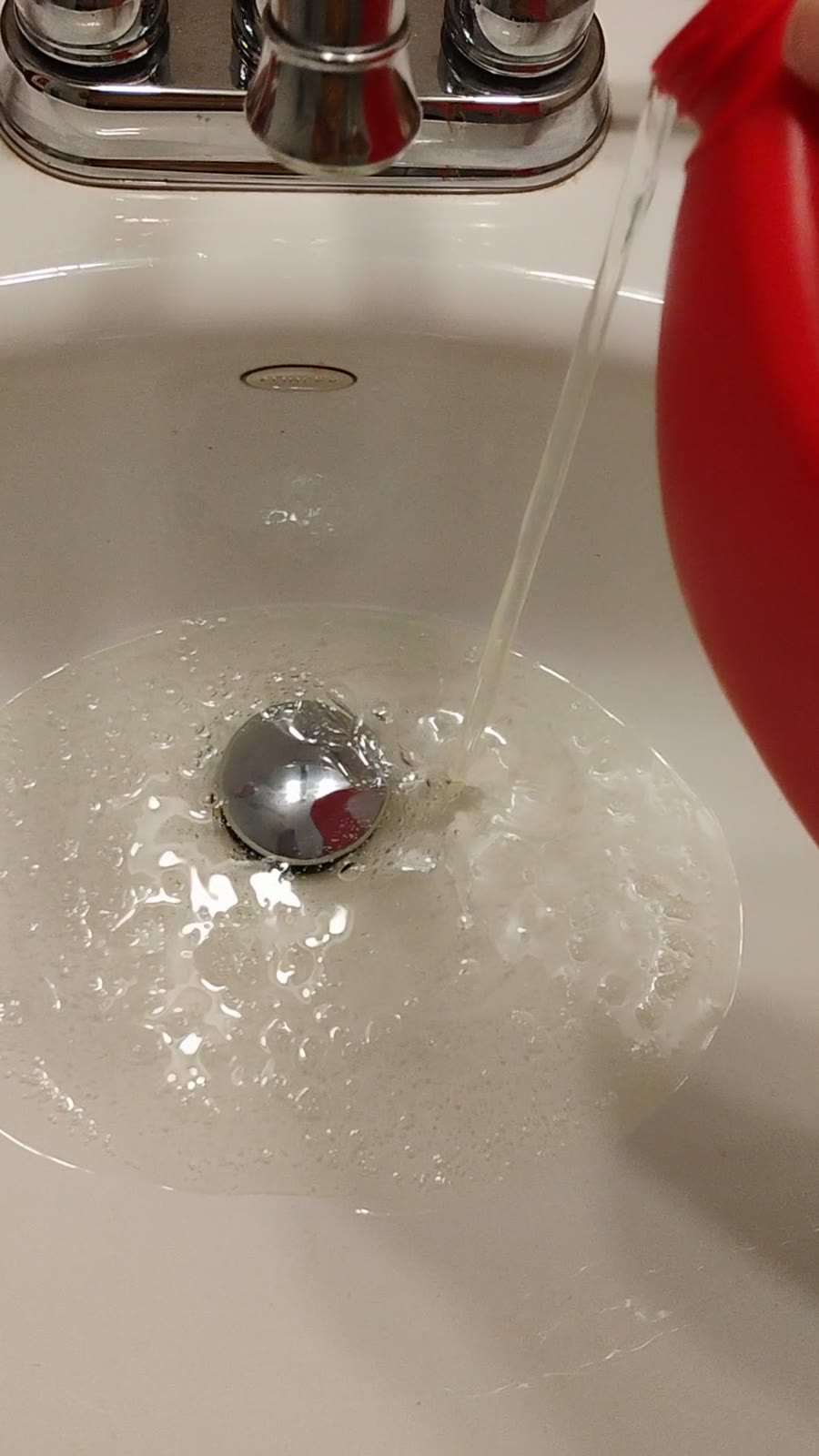 排水口にDrain Cleaner Gelを流し込む様子