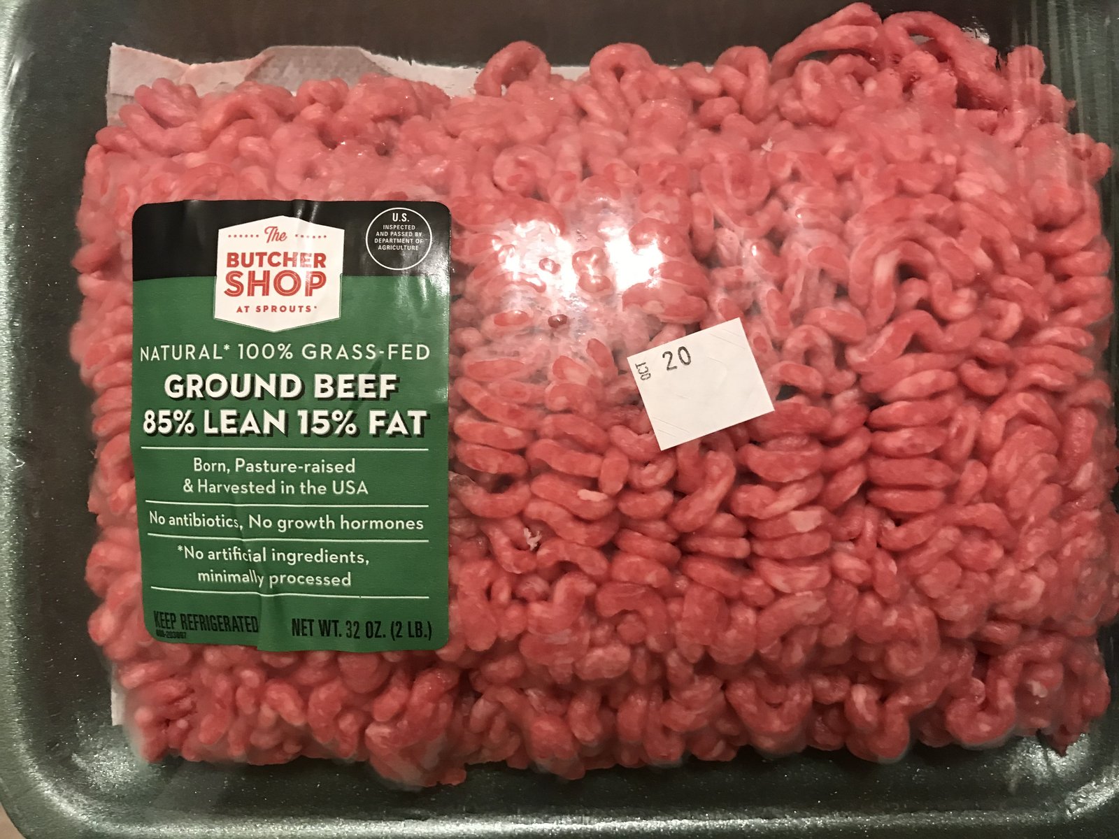 100% Grass-Fedと表示された牛ひき肉パッケージ