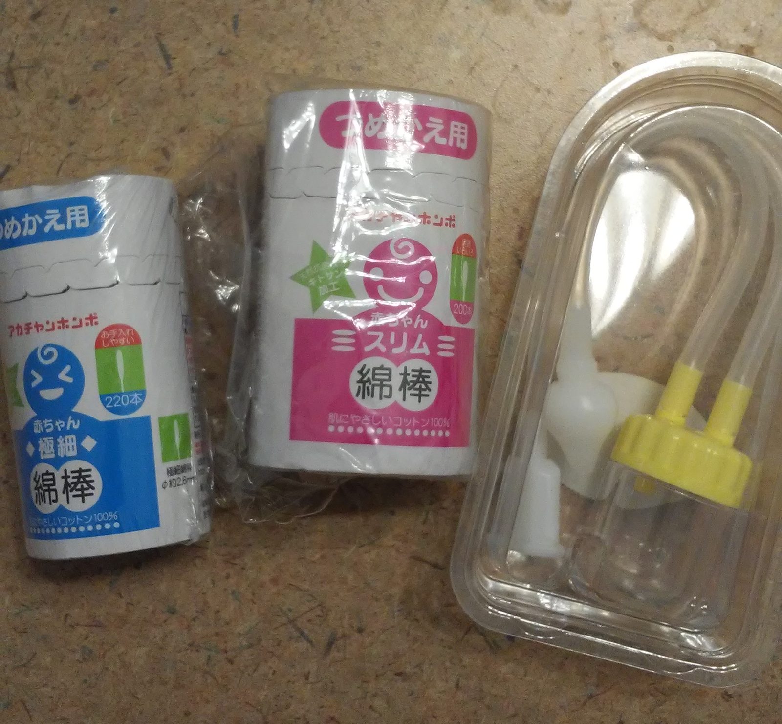 日本から持参した、アカチャンホンポの赤ちゃん用綿棒(極細・スリム)と鼻水吸引器