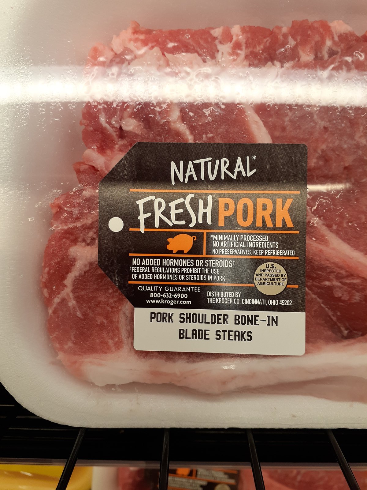 「連邦規則によりホルモン不使用(no hormones added)」と表示された豚肉パッケージ