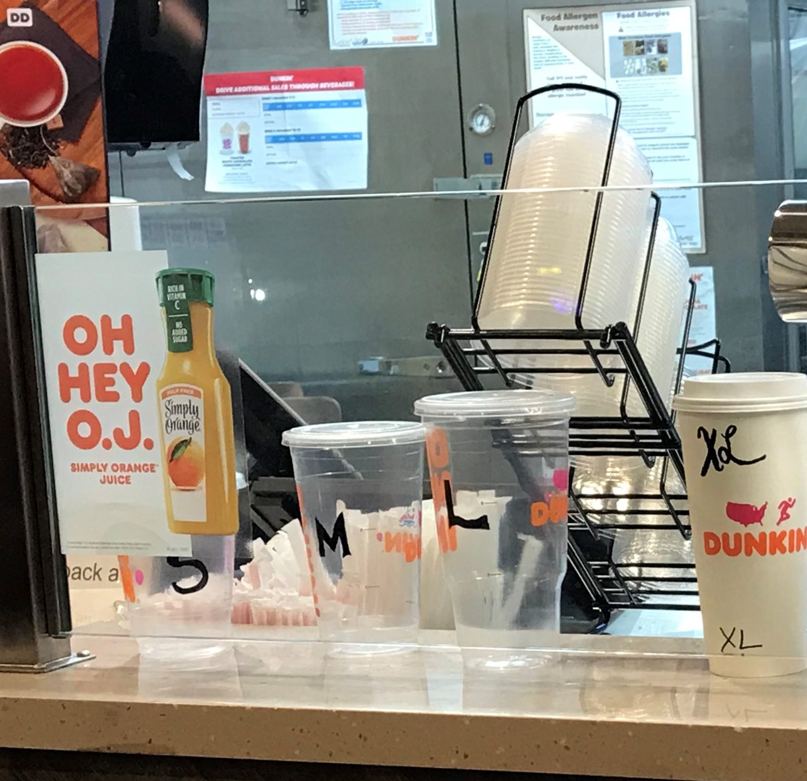 Dunkin'のカフェ店内に掲示されたOH HEY O.J.の看板
