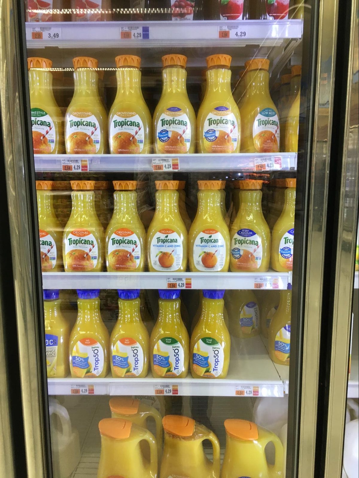 アメリカのスーパーの冷蔵ケースに並ぶTropicanaのオレンジジュース各種