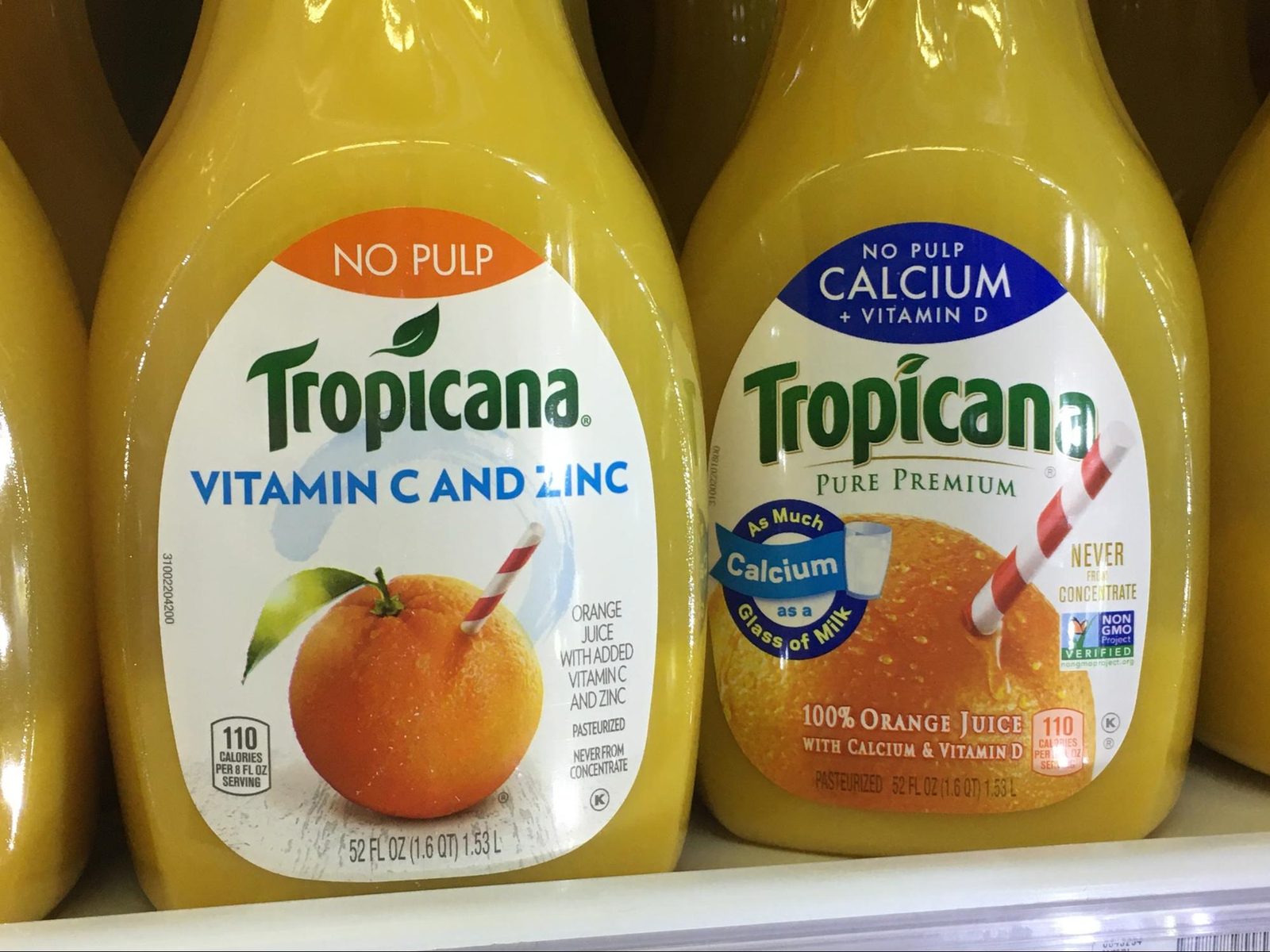 TropicanaのVitamin C and Zinc、Calcium+Vitamin D入りオレンジジュースのパッケージ