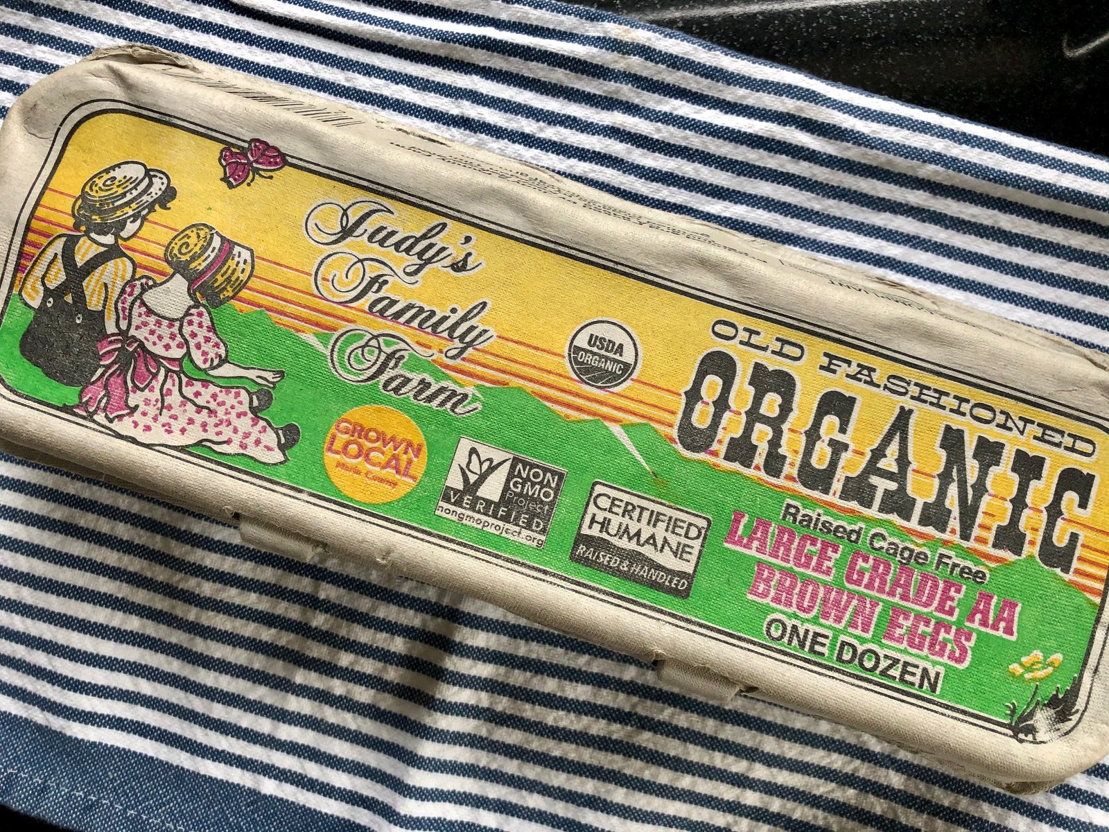 USDA Organic、Certified Humane等が表示された卵パッケージ