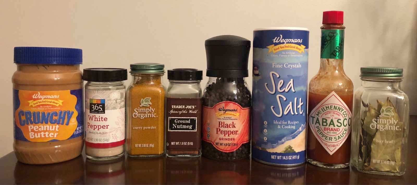 調味料は英語でseasoning・condiment｜white pepper・curry powder・nutmegなどのスパイスとsea salt、tabascoが並ぶ棚