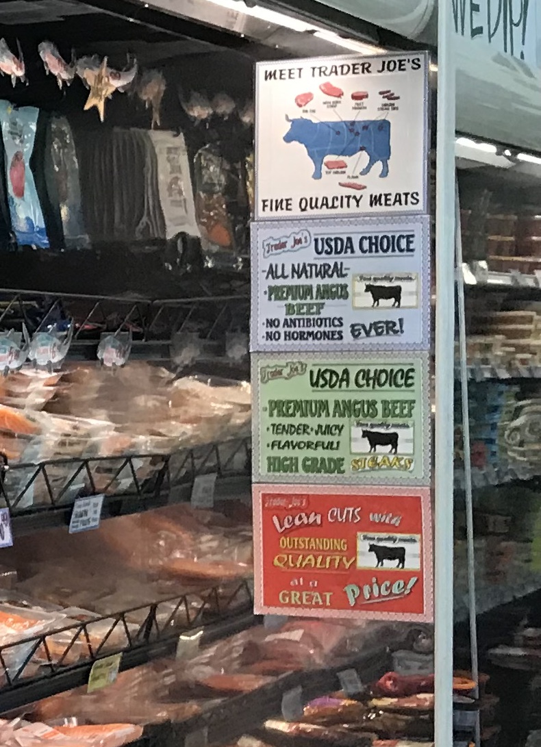 USDA Choice、Premium Angus Beef等の表示があるスーパーの精肉売り場サイン