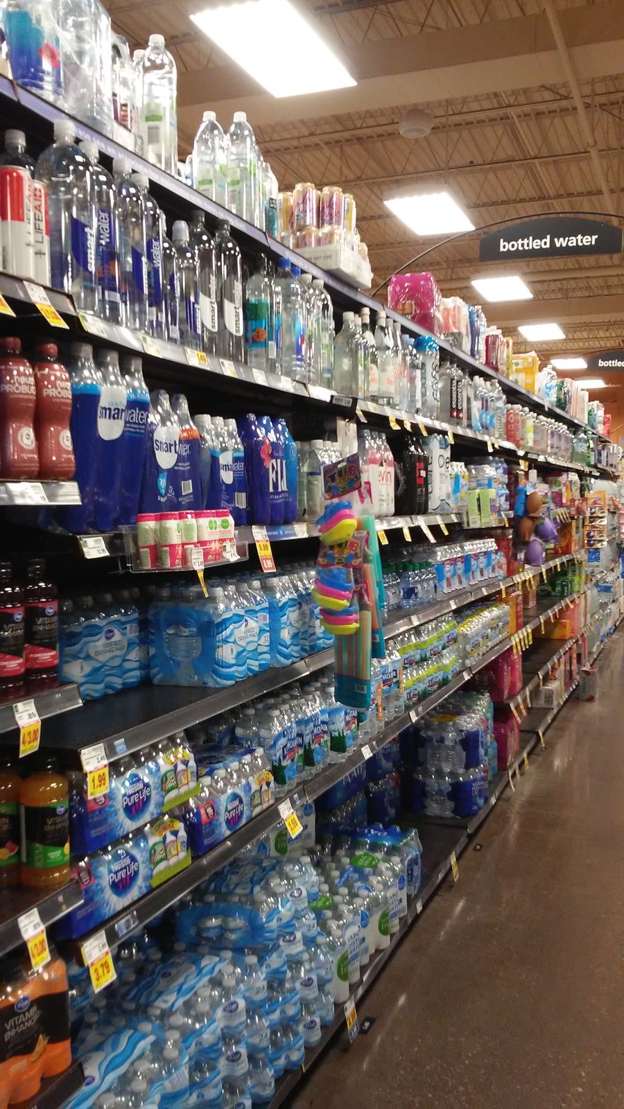 アメリカのスーパーの水売り場の棚