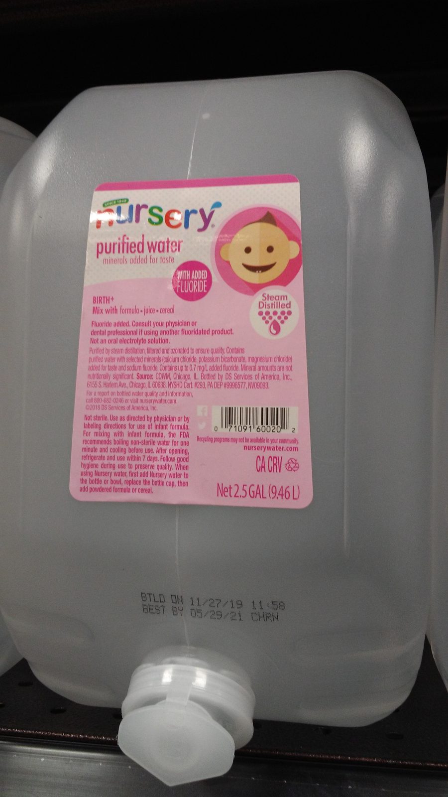 赤ちゃんのミルク用に販売されているNursery purified waterのパッケージ