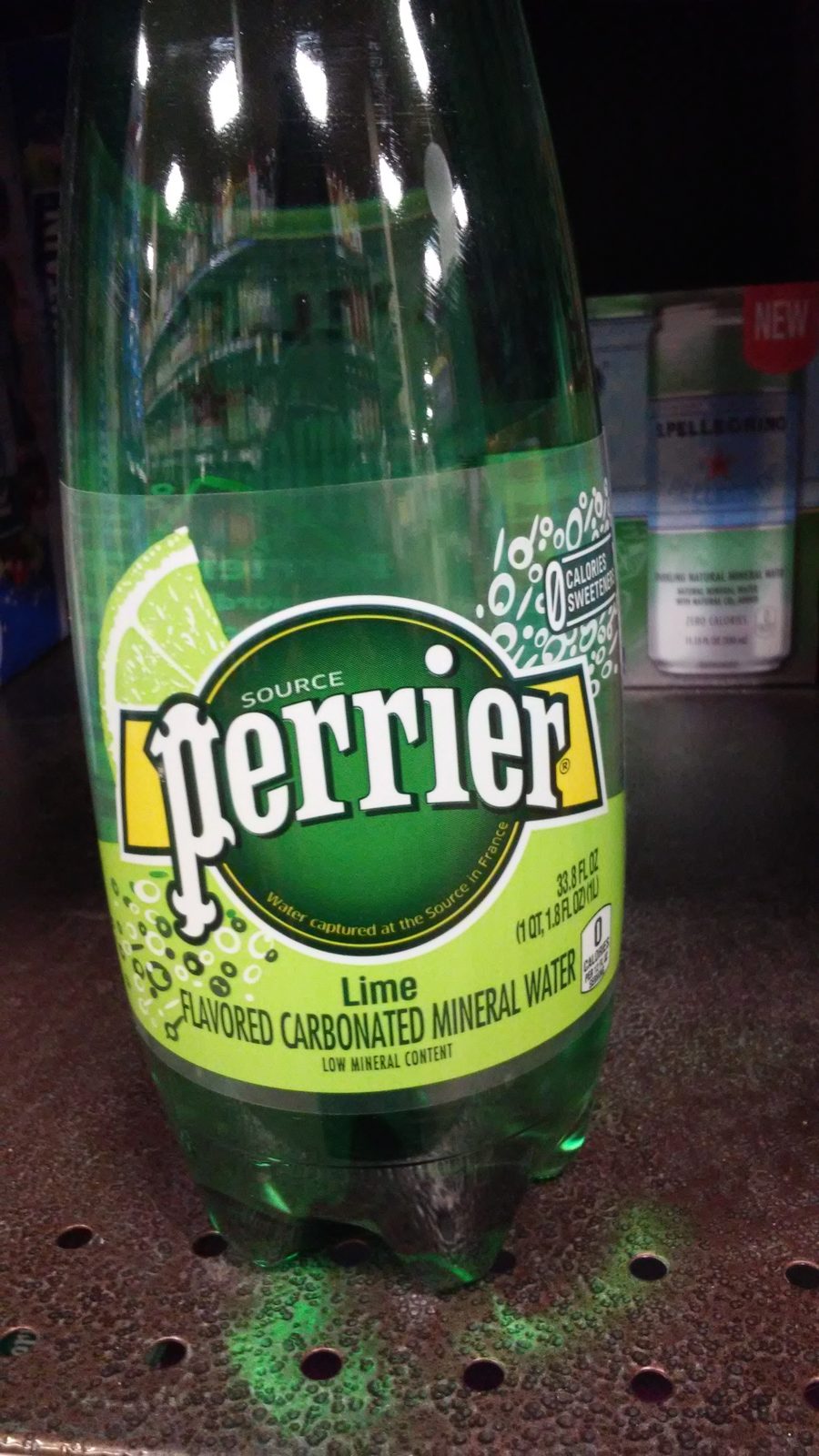 アメリカのスーパーで売られている炭酸水（Sparkling water）のボトル