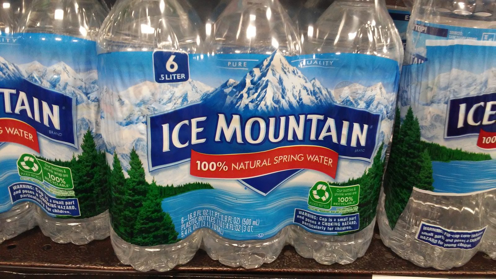 アメリカのスーパーで売られているSpring water（天然水）のパッケージ