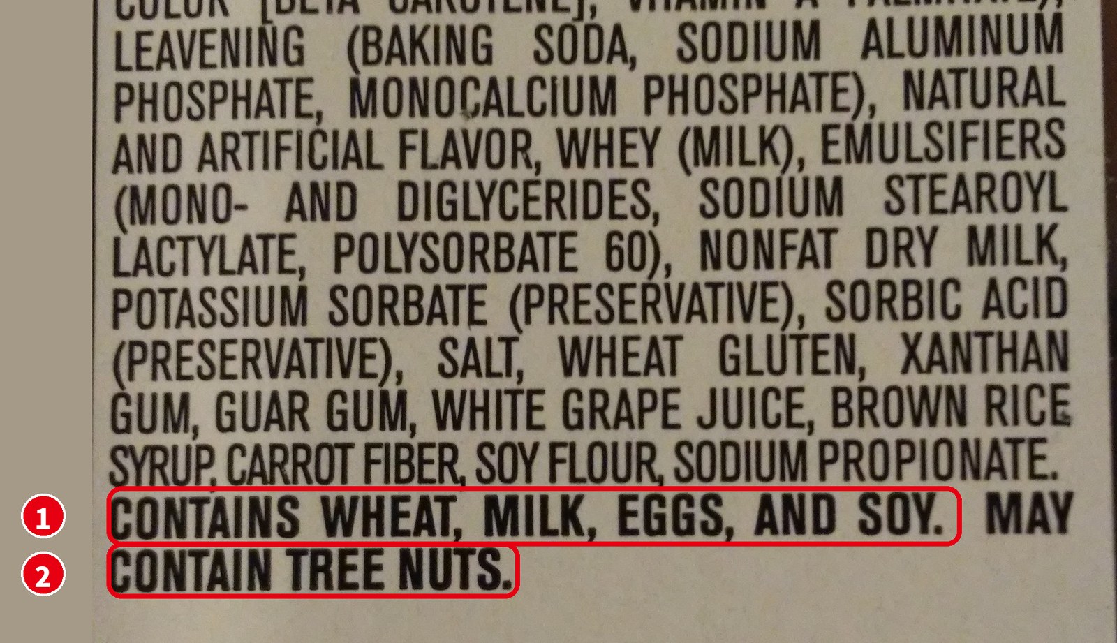 マフィンの原材料表示の最後の「CONTAINS WHEAT, MILK, EGGS, AND SOY. MAY CONTAIN TREE NUTS.」