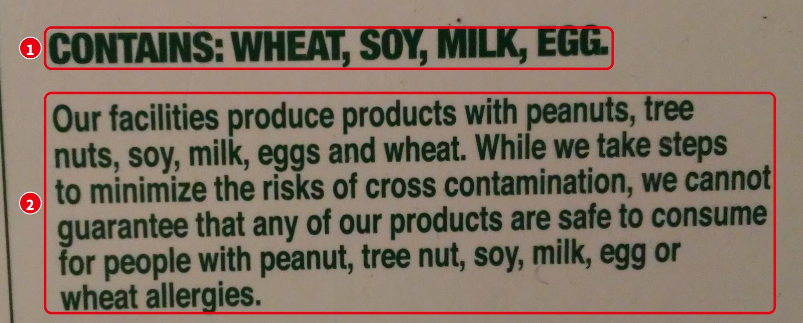 お菓子の箱の「CONTAINS: WHEAT, SOY, MILK, EGG.」と、工場でピーナッツなどを扱っているという注意書き