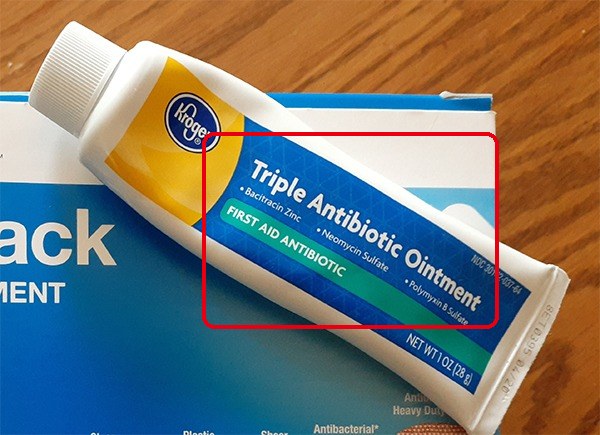 Kroger の「Triple Antibiotic Ointment」(抗生物質の塗り薬)