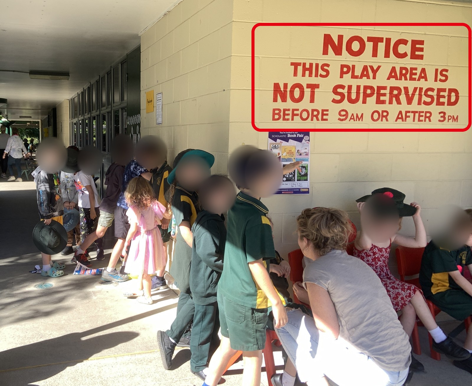 小学校の看板「THIS PLAY AREA IS NOT SUPERVISED BEFORE 9AM OR AFTER 3PM」