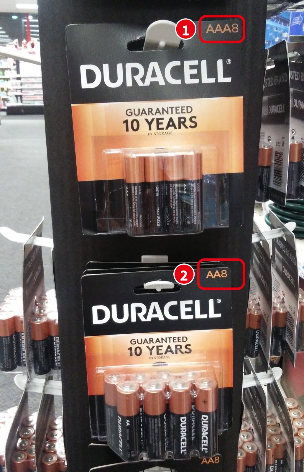お店に並ぶ Duracell の乾電池（AAA と AA の8本入り）