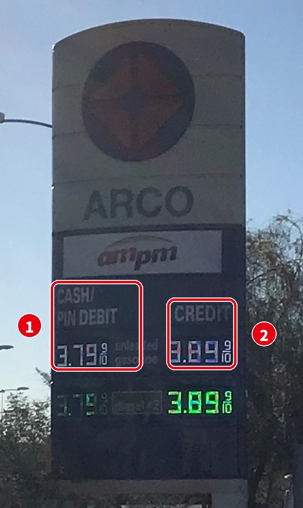 ARCO の看板の「CASH/PIN DEBIT 3.79」と「CREDIT 3.89」の値段