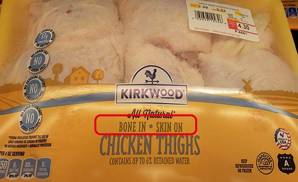 「BONE IN・SKIN ON CHICKEN THIGHS」（骨つき・皮つきの鶏もも肉）