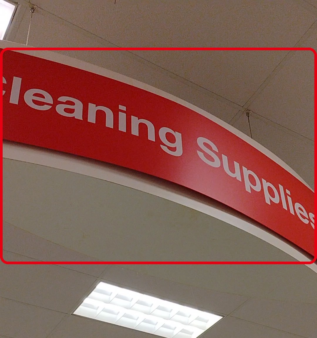 スーパーの洗剤売り場の Cleaning Supplies の看板