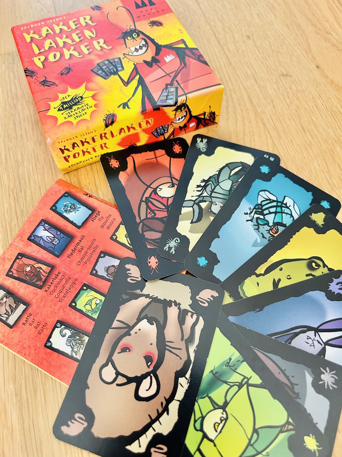 ドイツ語版 Kakerlakenpoker の箱と、ゴキブリやカエルなど生き物のカード