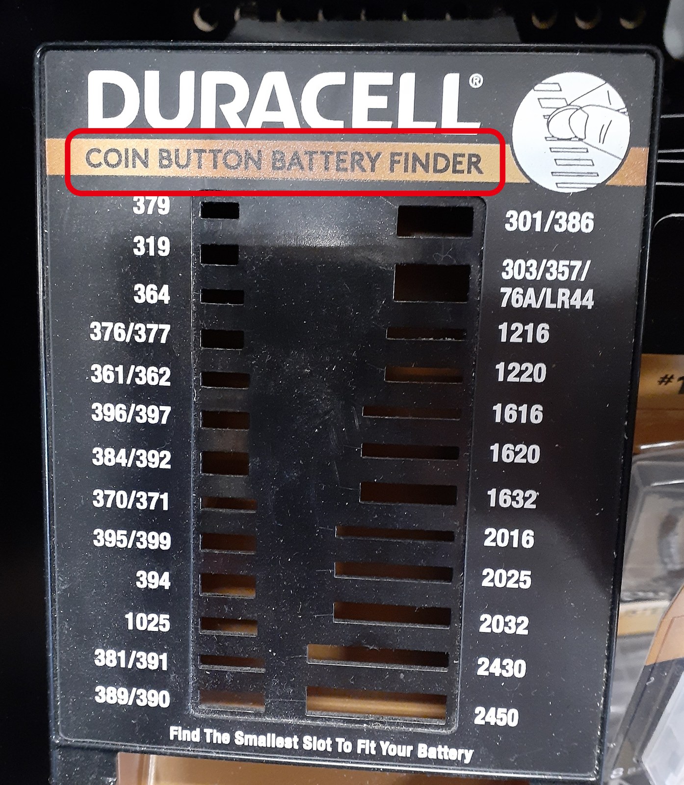 電池売り場にあるボタン電池の大きさを調べる板（Duracell）
