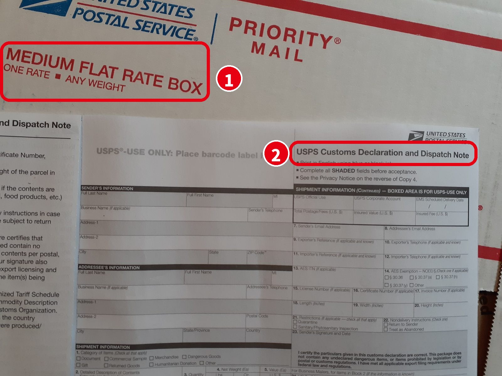 Priority Mail の Medium Flat Rate Box と、税関申告書 USPS Customs Declaration and Dispatch Note(PS Form 2976-R)