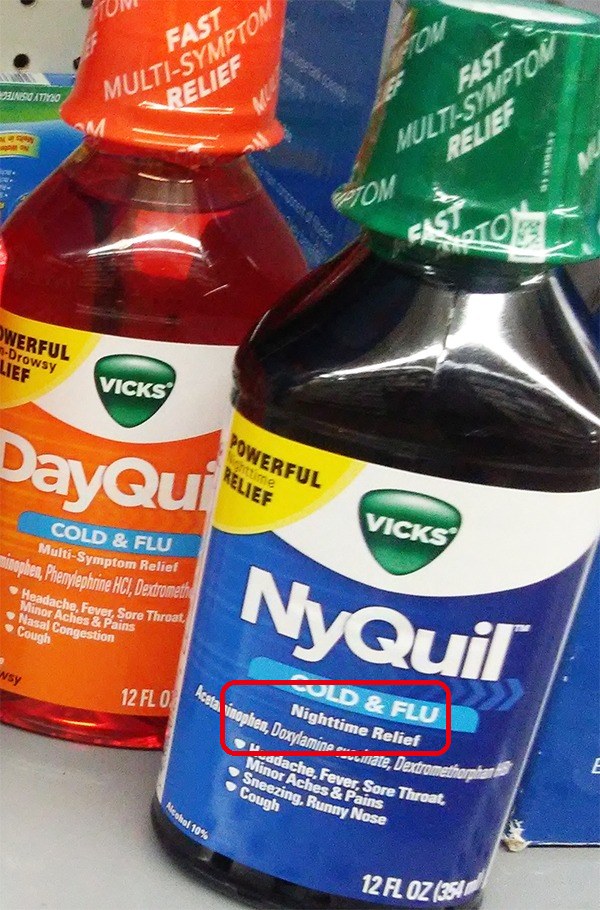 昼用の風邪薬 DayQuil と夜用の NyQuil のボトル