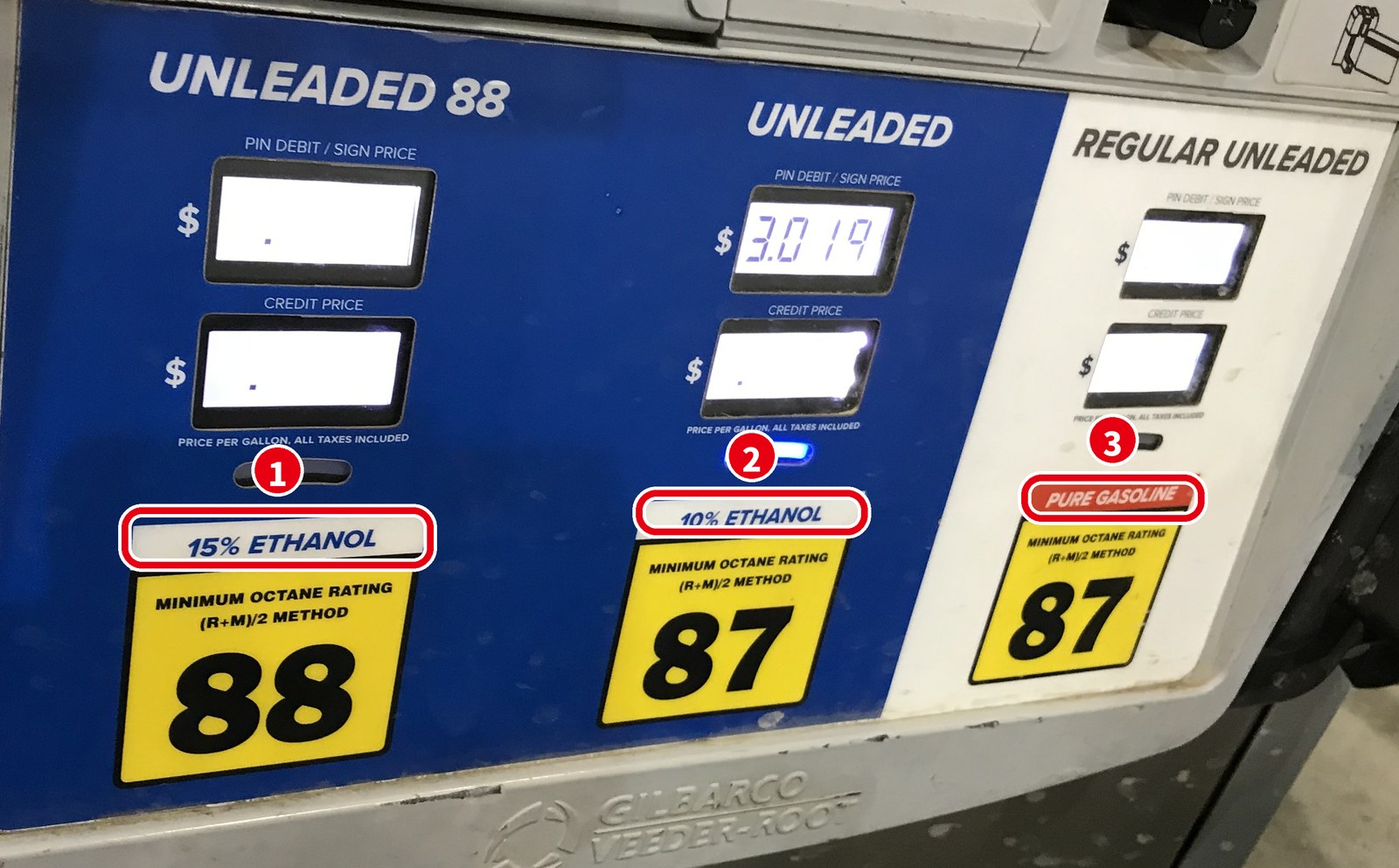 給油機の「UNLEADED 88 15% ETHANOL」「UNLEADED 87 10% ETHANOL」「REGULAR UNLEADED PURE GASOLINE 87」の表示