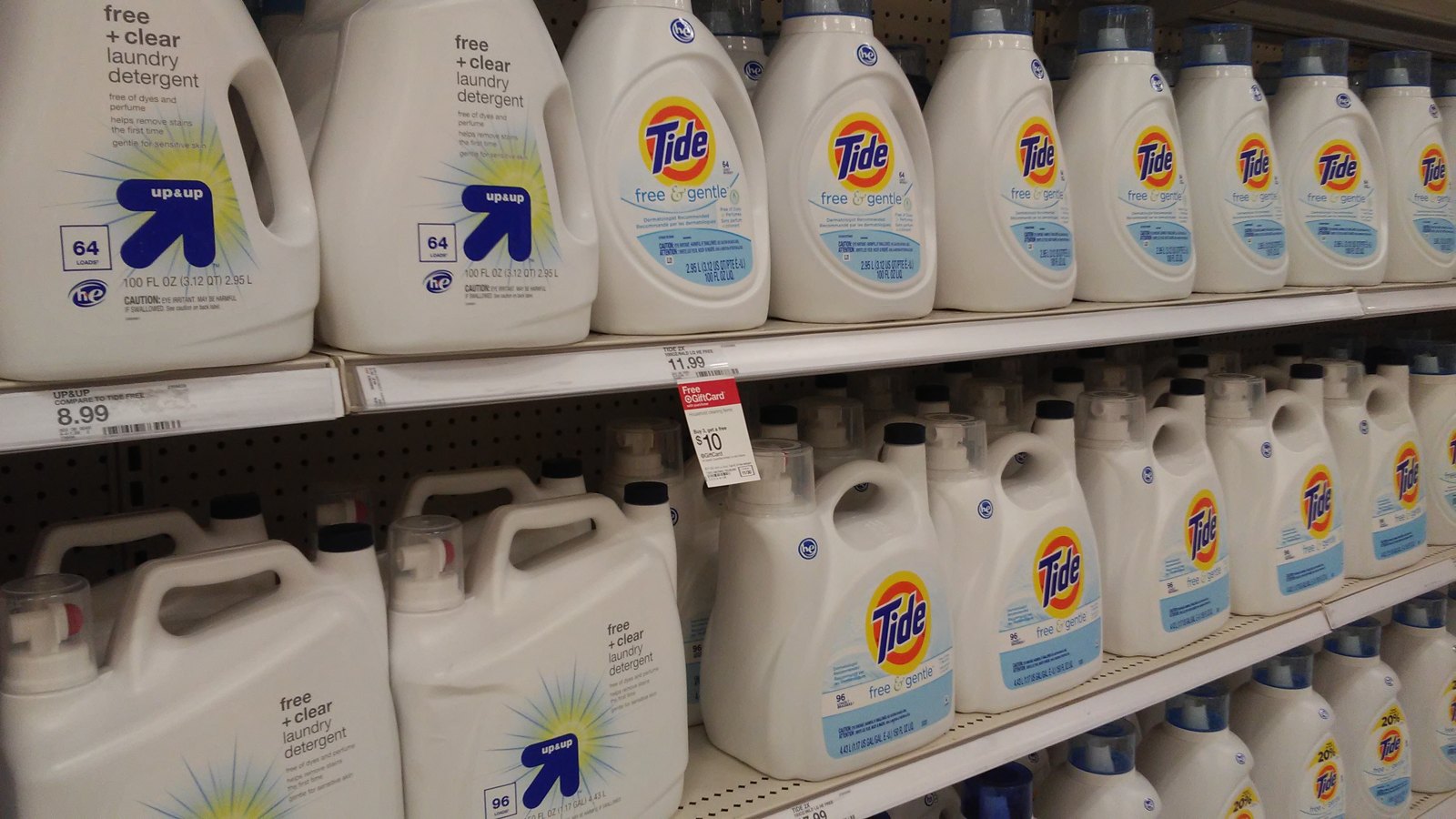 Tide free & clear など、白いボトルの洗剤が並ぶ棚