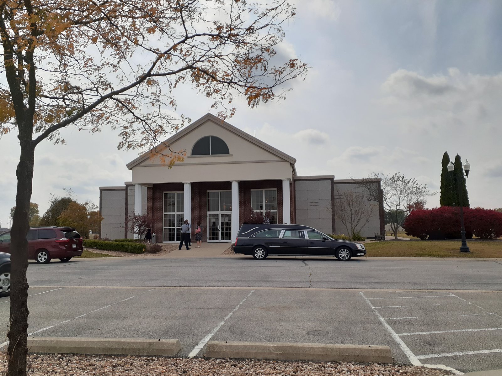 アメリカの斎場(funeral home)の建物と、前に止まる霊柩車