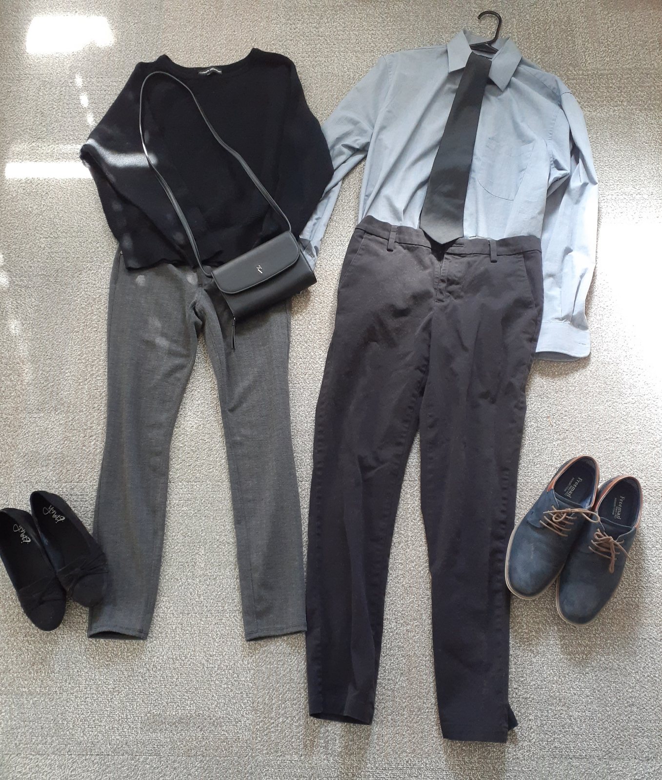 黒のニットとグレーのパンツ、水色のシャツに黒のネクタイと黒のパンツ
