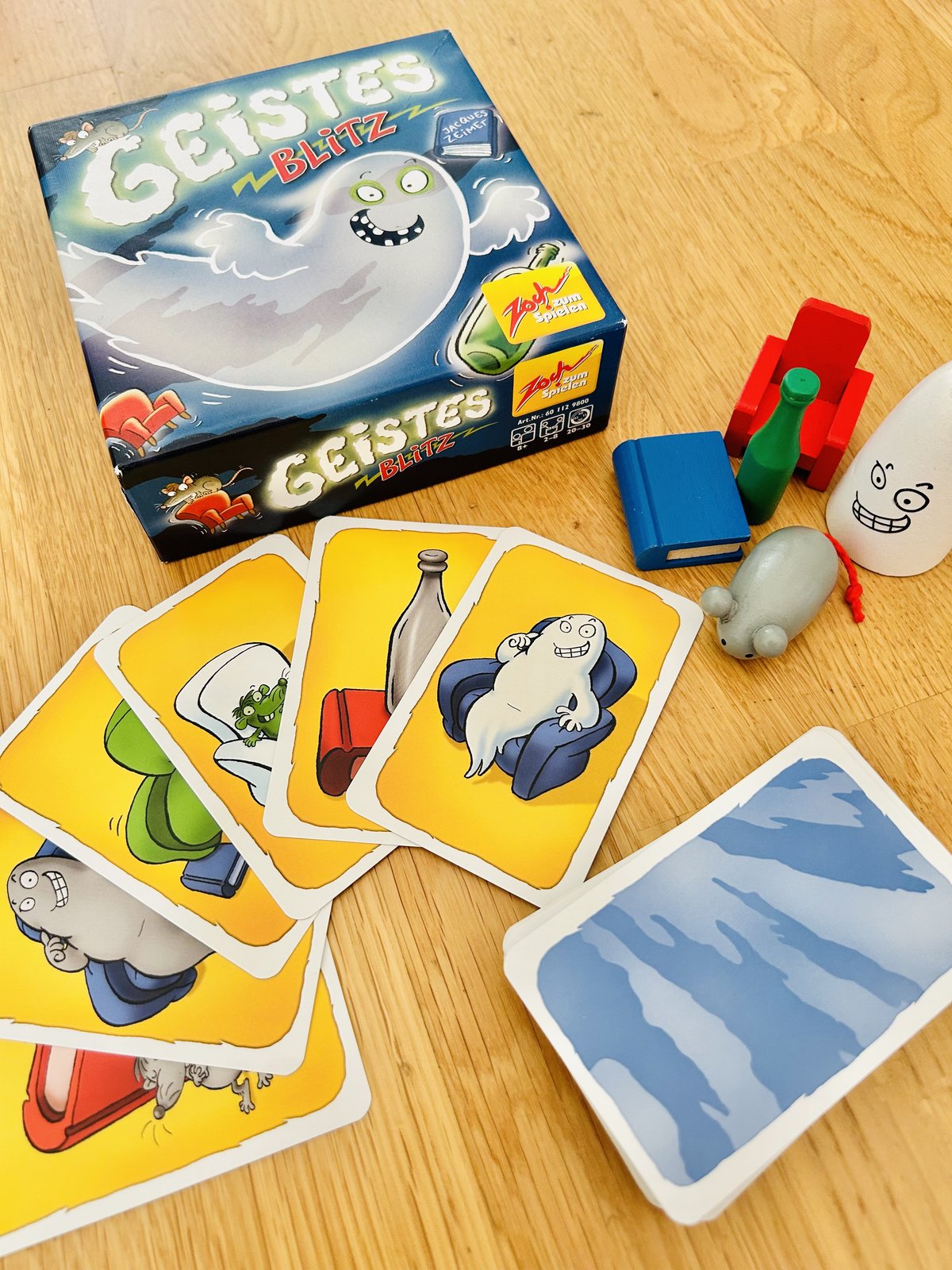 ドイツ語版 Geistesblitz の箱と、木のおばけ・瓶・椅子・本・ネズミ、カード