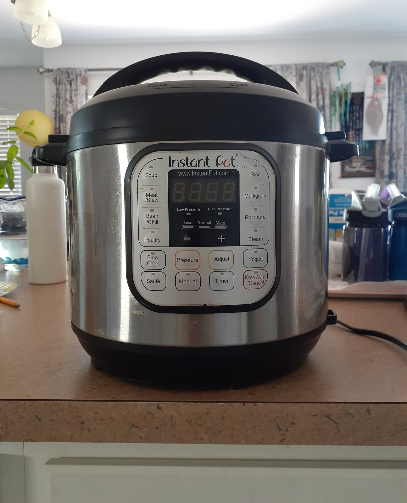 キッチンに置いた Instant Pot（電気圧力鍋）