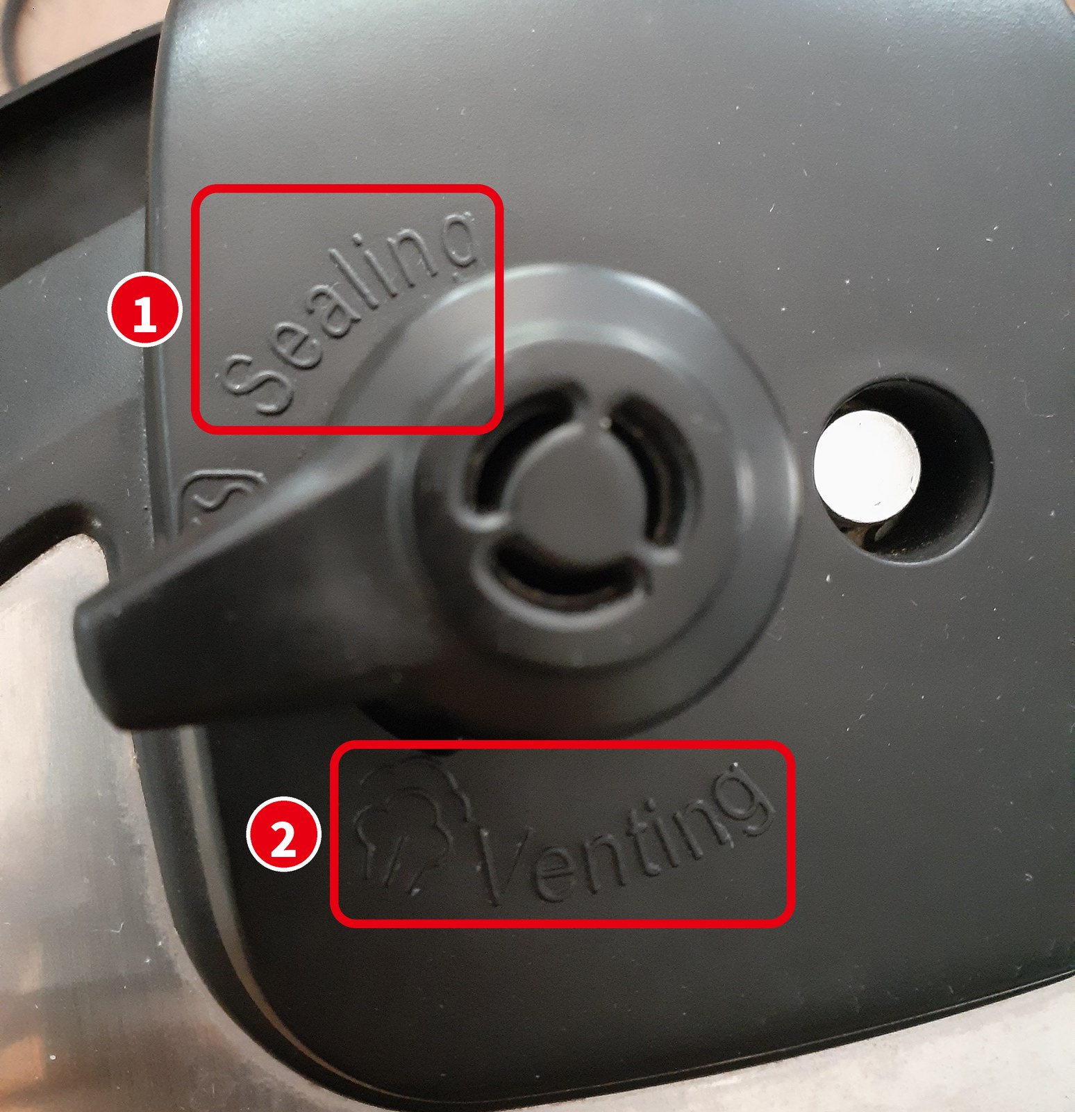 Instant Pot のふたの圧力を調節するつまみ（Sealing と Venting）