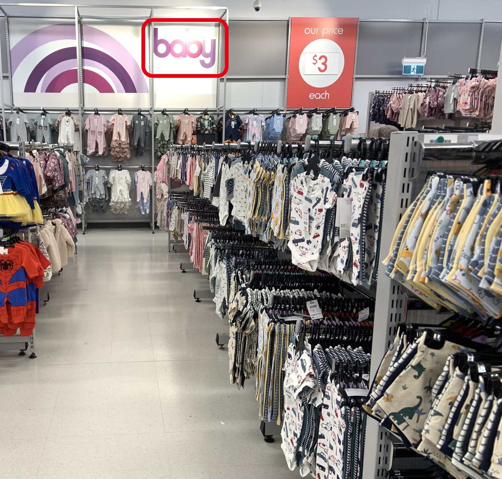 オーストラリアの Kmart の子供服売り場（baby の看板）