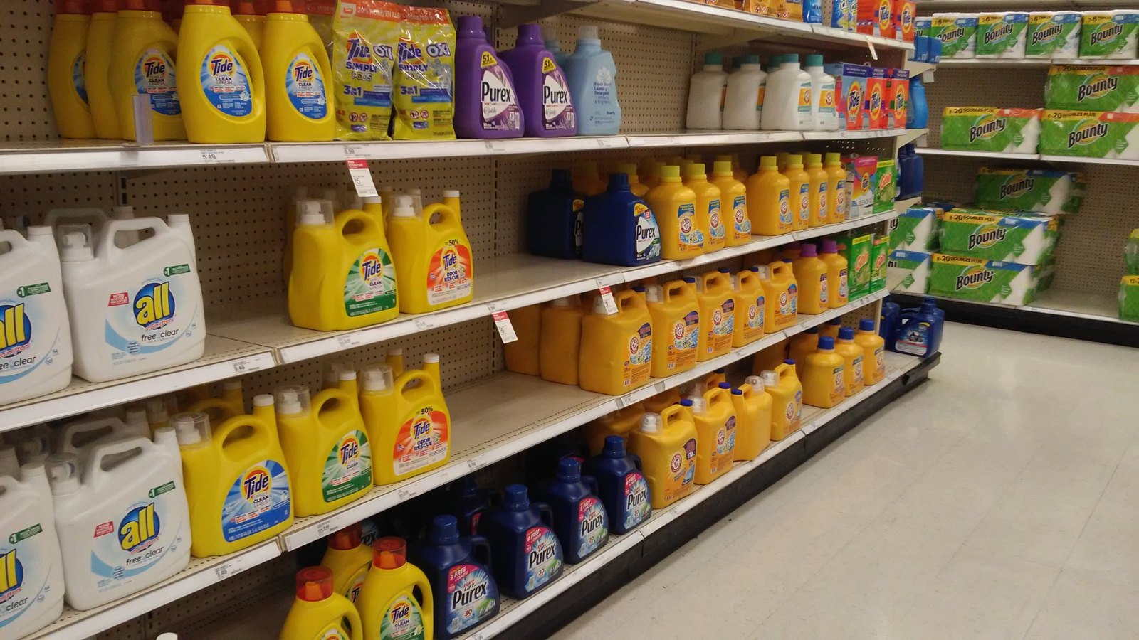 アメリカのスーパーの洗濯洗剤の通路(Tide・all・Purex などの大きなボトル)