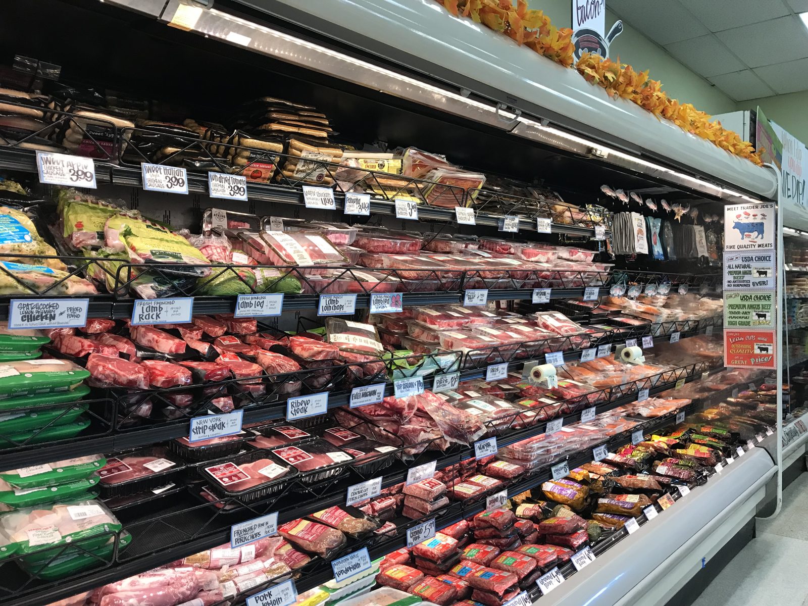 スーパーのお肉売り場。パック詰めの牛肉・豚肉が並ぶ