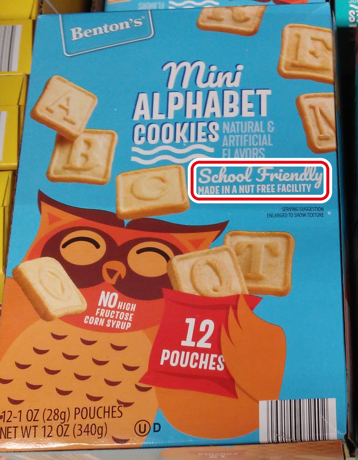 個包装のクッキーの箱の「School Friendly　MADE IN A NUT FREE FACILITY」