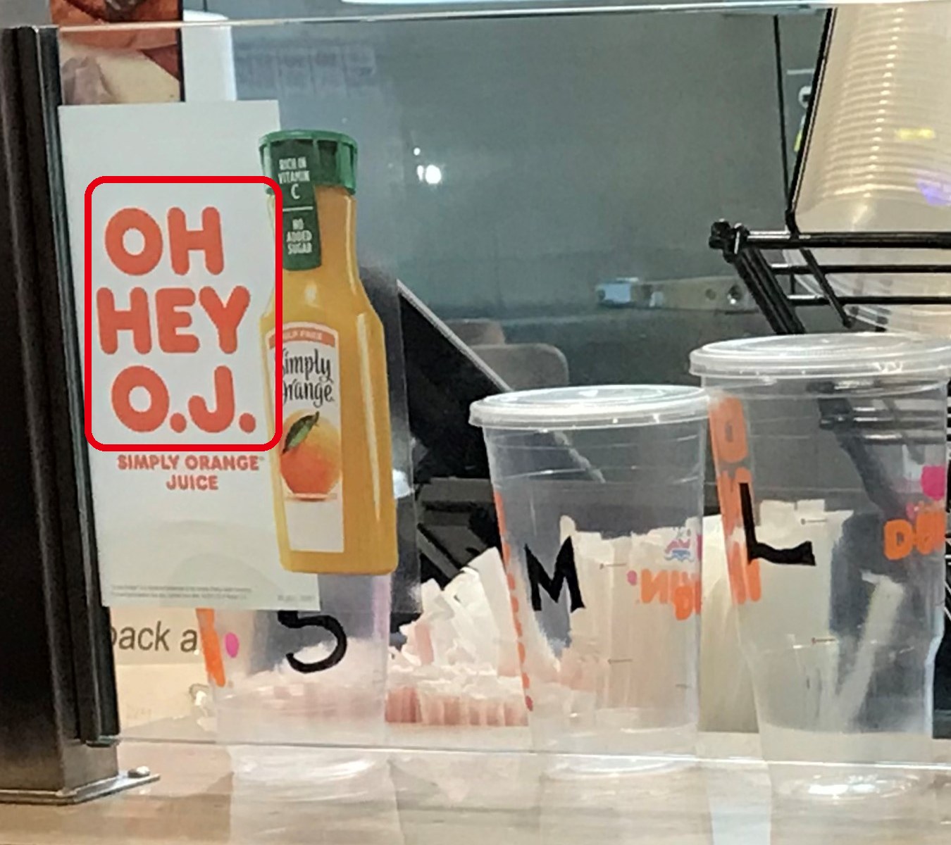 Dunkin'のカフェ店内に掲示されたOH HEY O.J.の看板