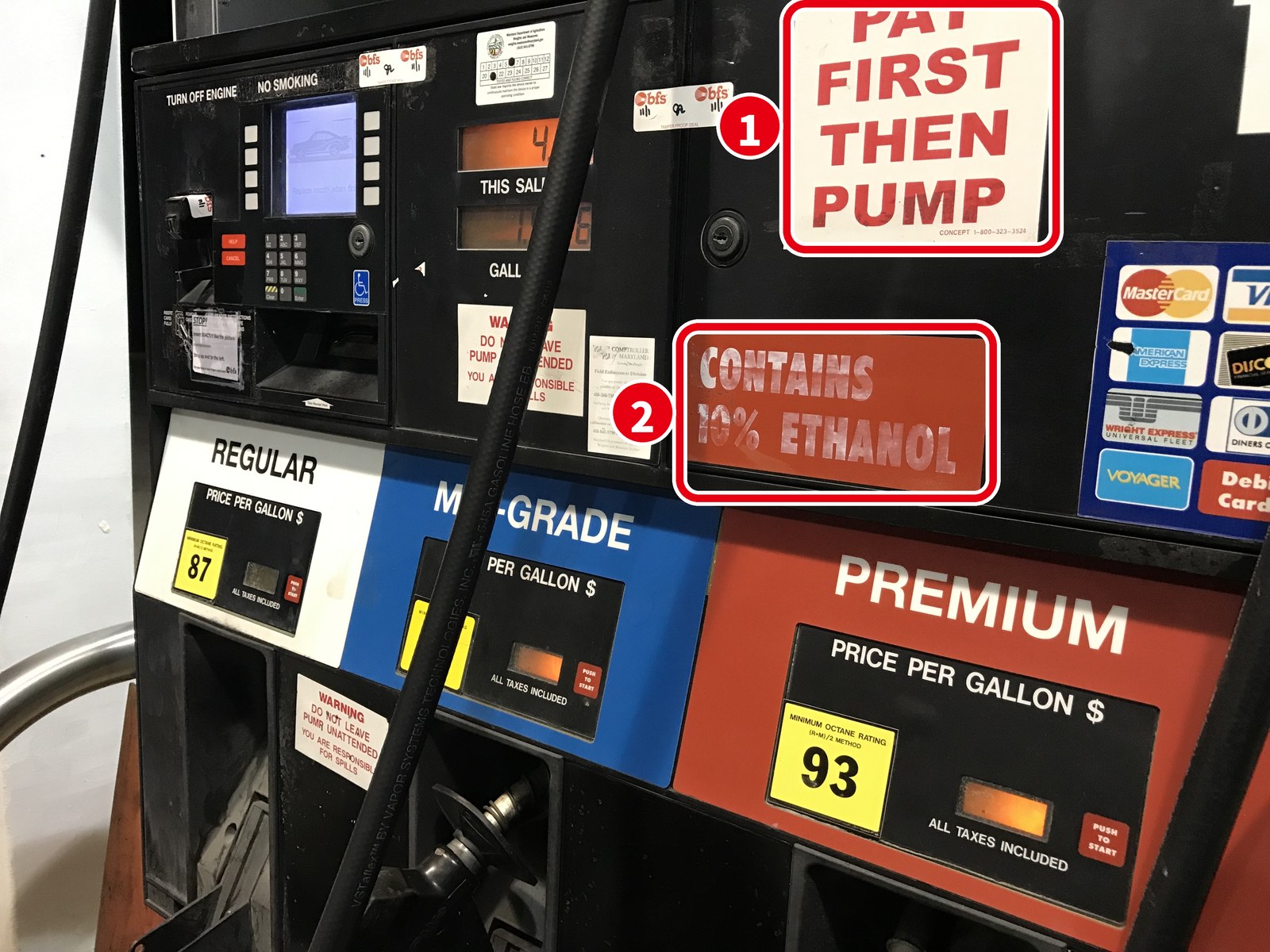 給油機の「PAY FIRST THEN PUMP」の札と「CONTAINS 10% ETHANOL」の表示