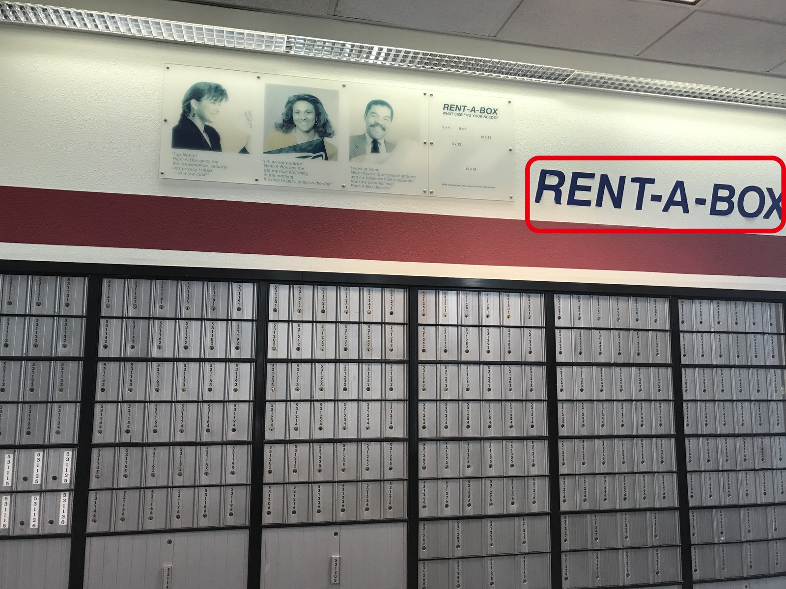 郵便局の私書箱(PO Box)と「RENT-A-BOX」の表示