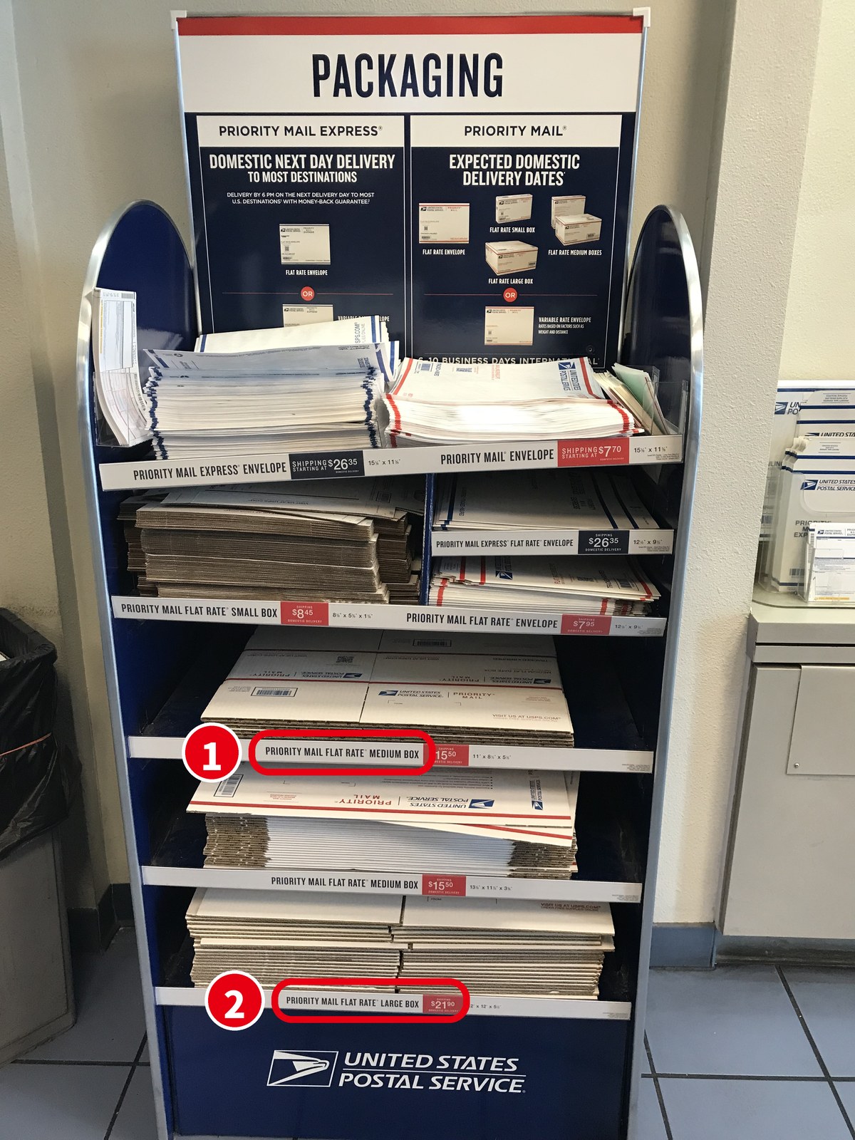 郵便局に置かれている Priority Mail の無料の封筒と箱
